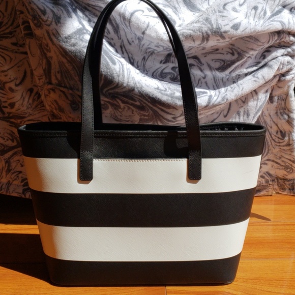 Black and white Michael Kors bag 🖤⚪ - Picture 2 of 6